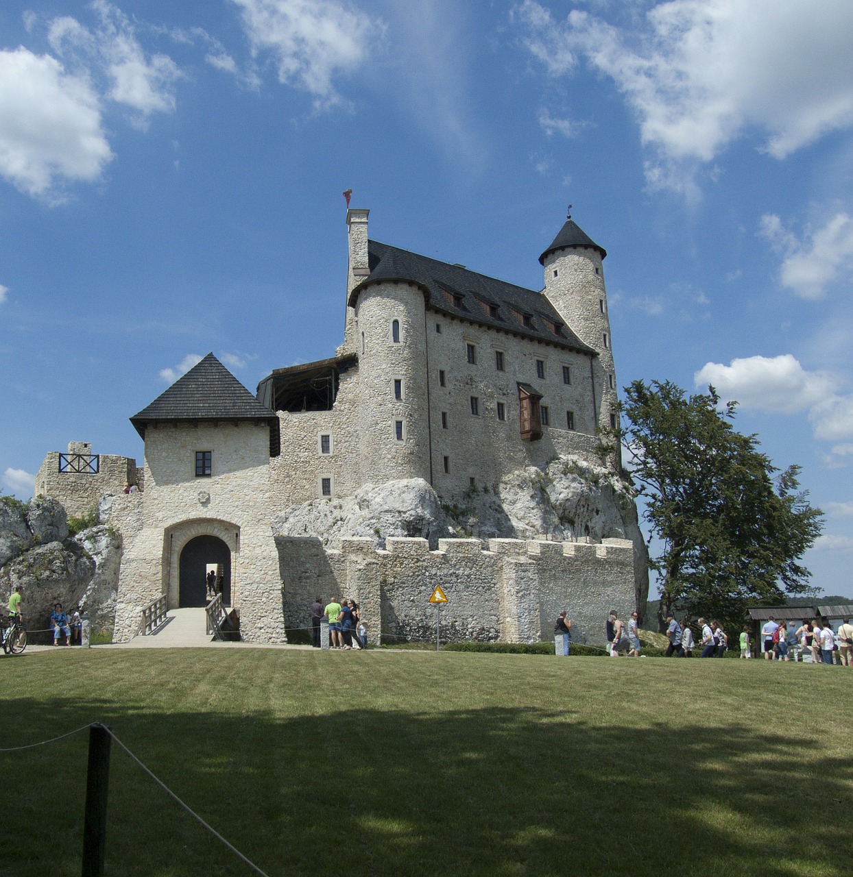 Zamek w Bobolicach jako solidna silnie historycznie wizytówka Polski